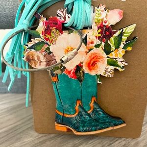 🎉❤️Caroline All About Boots and Flowers Wood Fringe Luggage Tag